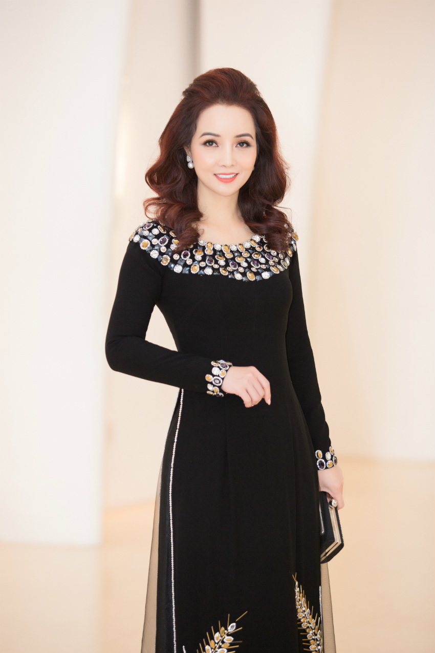 Tiểu Vy ngồi ghế giám khảo chấm Hoa hậu doanh nhân khi mới 19 tuổi-6