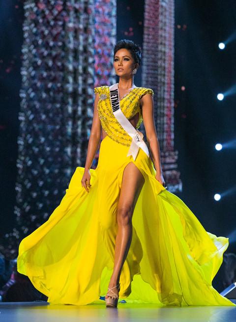 Là người kế nhiệm tại Miss Universe, Hoàng Thùy kế thừa luôn kiểu tóc tém thương hiệu của HHen Niê?-4