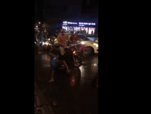 Hà Nội: Nhóm thanh niên nam nữ cầm tuýp sắt, giật tóc, đánh nhau dữ dội trên phố-5