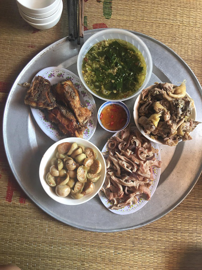 Khoe mâm cơm đầy ú ụ đãi mẹ chồng, nàng dâu bị chị em mắng cho khi soi tới đôi đũa, cái mâm-2