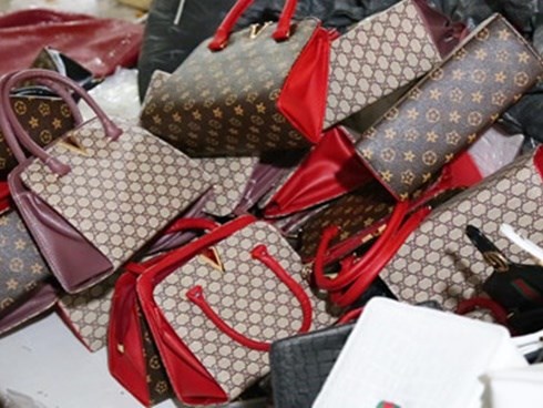 Tậu xe hơi, nhà lầu nhờ sản xuất túi Hermès, Gucci giả