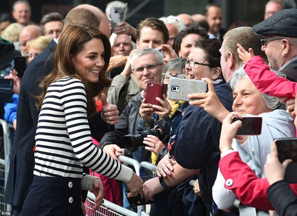 Phản ứng đầy bất ngờ của vợ chồng Công nương Kate khi được hỏi về em bé Sussex, sau một loạt nghi vấn mâu thuẫn, xích mích với em dâu Meghan-3