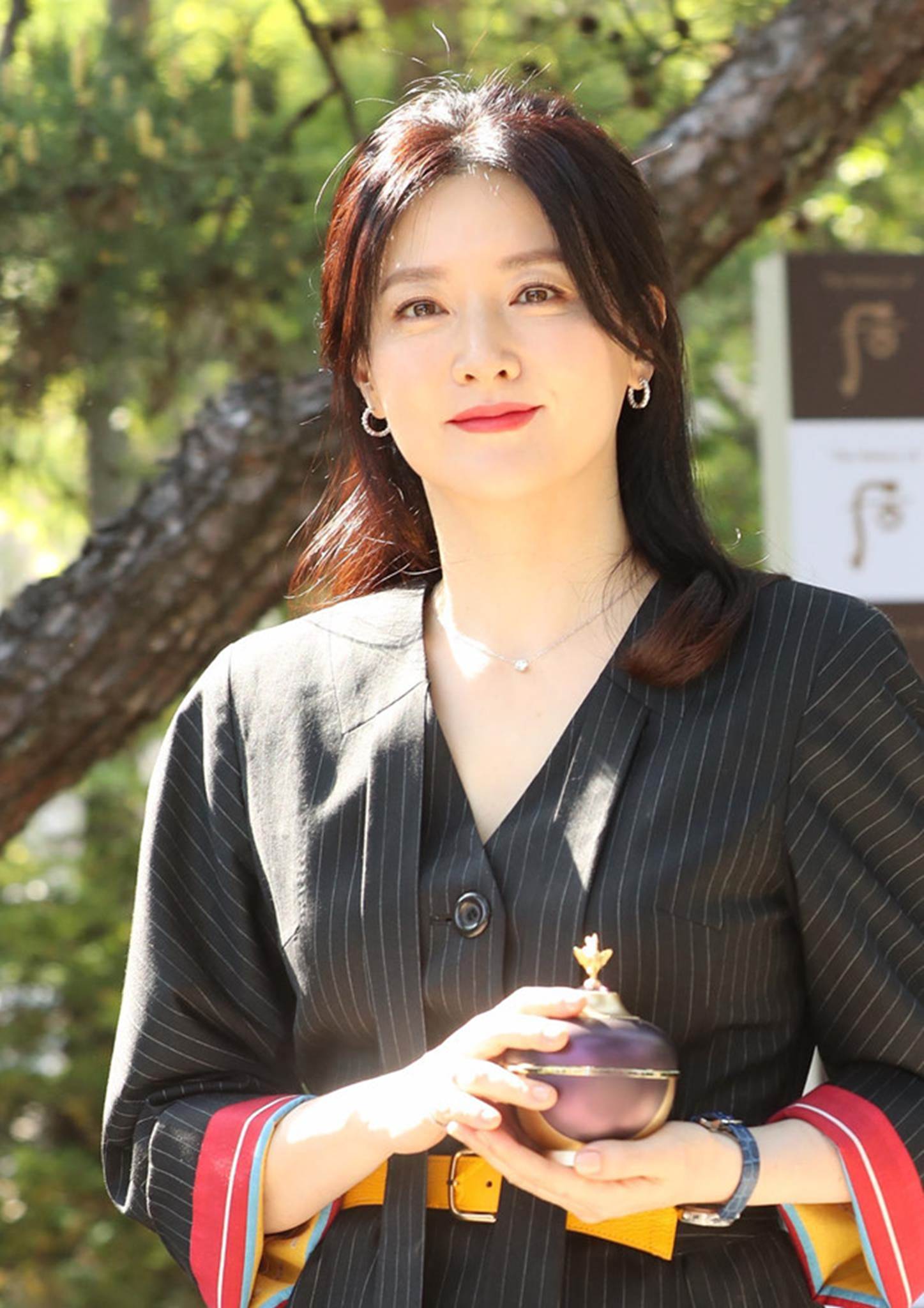 Lee Young Ae gần 50 tuổi vẫn đẹp trẻ trung không kém 16 năm trước-5