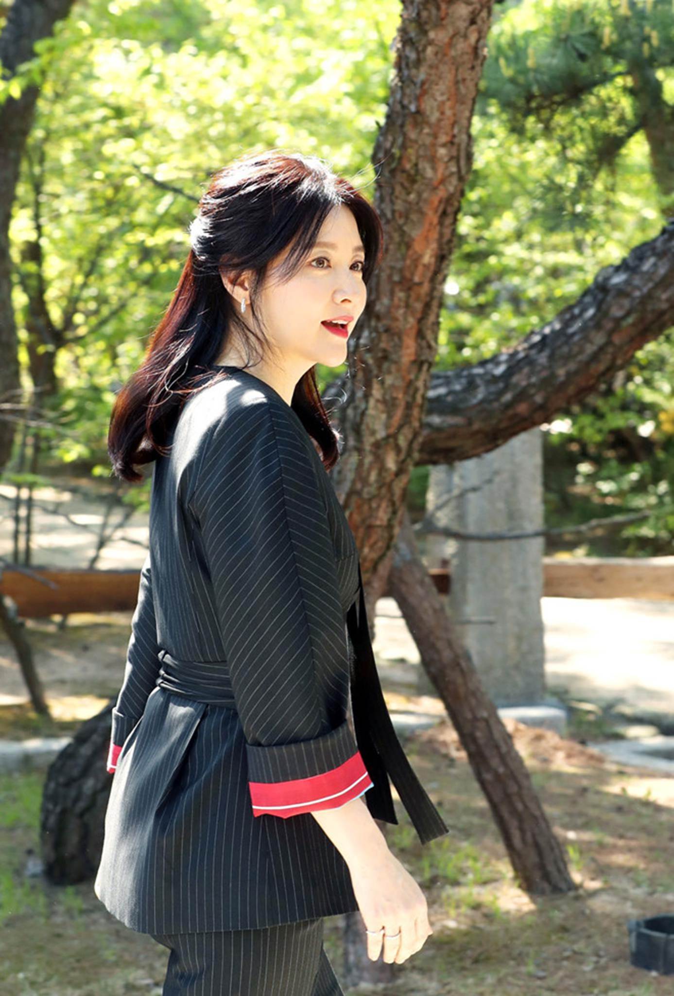 Lee Young Ae gần 50 tuổi vẫn đẹp trẻ trung không kém 16 năm trước-6