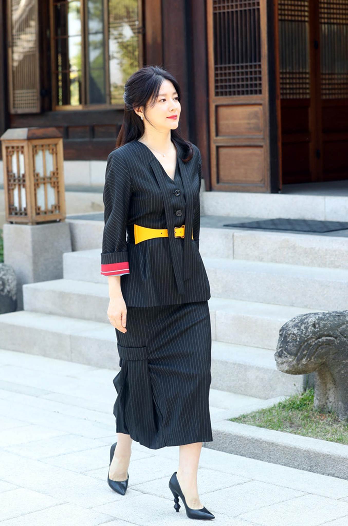 Lee Young Ae gần 50 tuổi vẫn đẹp trẻ trung không kém 16 năm trước-8