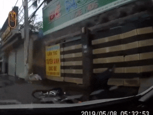 Clip: Trộm vào tận nhà đang có chủ, bẻ khóa cuỗm xe máy trong chớp mắt-1