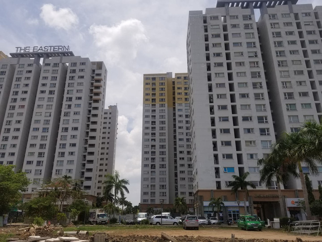 Vừa tiễn bố đi làm, bé trai 3 tuổi rơi từ tầng cao chung cư xuống đất tử vong-1