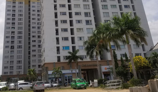 Vừa tiễn bố đi làm, bé trai 3 tuổi rơi từ tầng cao chung cư xuống đất tử vong-2