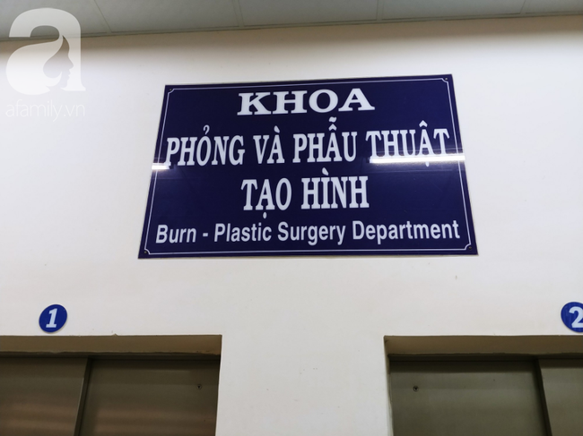 Người chồng bị vợ dùng xăng đốt giữa bãi đất trống ở TP.HCM đã tử vong, mẹ già khóc ngất bên thi thể con-2