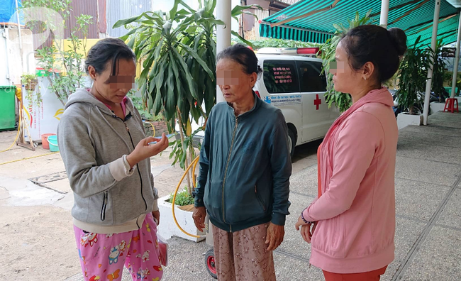 Người chồng bị vợ dùng xăng đốt giữa bãi đất trống ở TP.HCM đã tử vong, mẹ già khóc ngất bên thi thể con-3