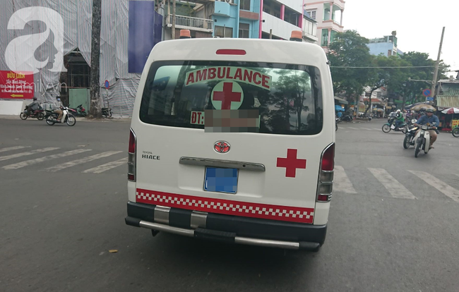 Người chồng bị vợ dùng xăng đốt giữa bãi đất trống ở TP.HCM đã tử vong, mẹ già khóc ngất bên thi thể con-4