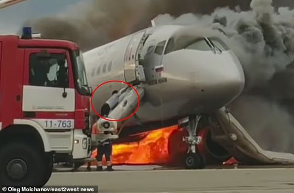 Video cơ phó liều mình cứu cơ trưởng trên máy bay Nga bốc cháy-3