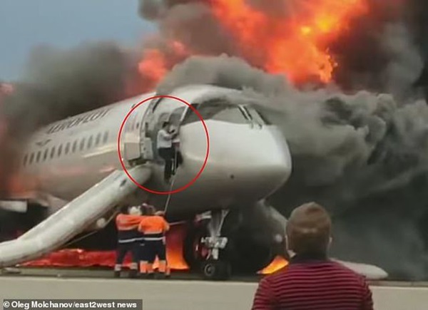 Video cơ phó liều mình cứu cơ trưởng trên máy bay Nga bốc cháy-4