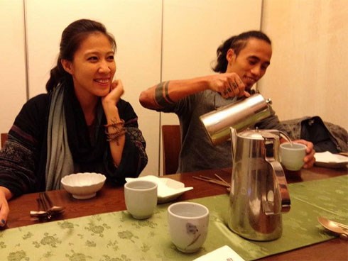 Bà xã đi chơi với hội bạn về muộn, Phạm Anh Khoa ở nhà vẫn lo tươm tất chuyện con cái