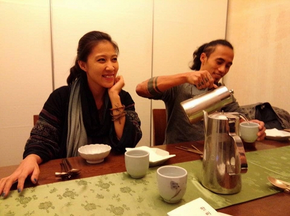 Bà xã đi chơi với hội bạn về muộn, Phạm Anh Khoa ở nhà vẫn lo tươm tất chuyện con cái-1