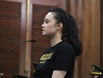 Trùm ma túy Văn Kính Dương giơ tay chào người thân, hot girl Ngọc Miu khóc khi bị áp giải ra xe sau phiên xét xử ngày thứ 2-5