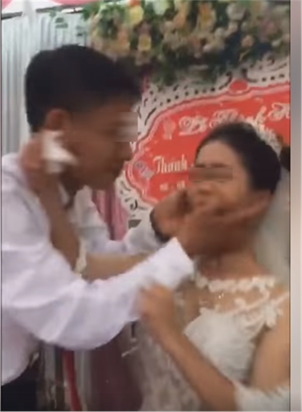 Xôn xao thông tin cô dâu bị đánh bầm mắt vì từ chối chồng hôn trong đám cưới-1