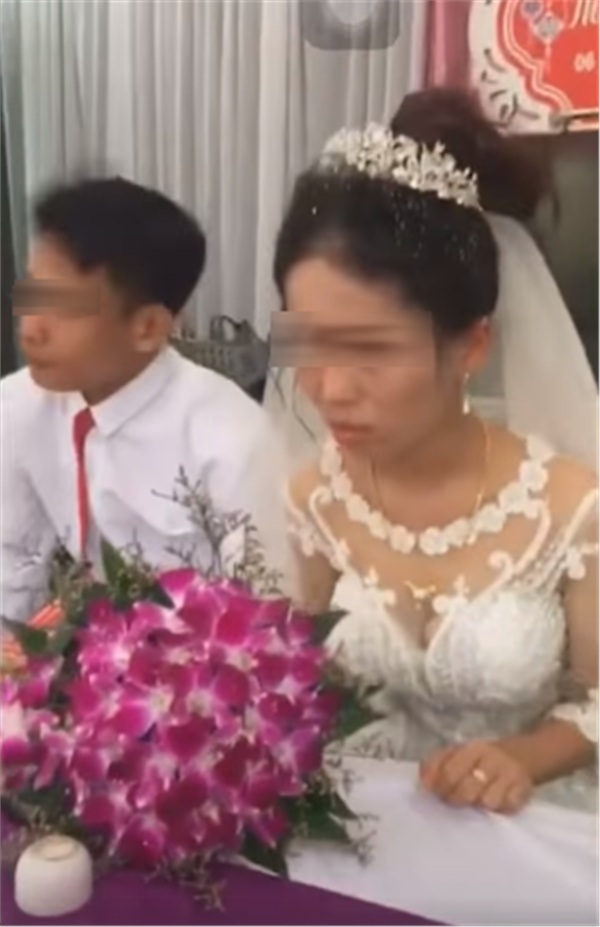 Xôn xao thông tin cô dâu bị đánh bầm mắt vì từ chối chồng hôn trong đám cưới-2