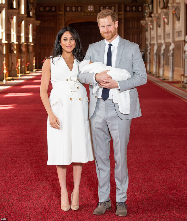 Vợ chồng Meghan chính thức xuất hiện, giới thiệu em bé Sussex cho người hâm mộ trên toàn thế giới-1