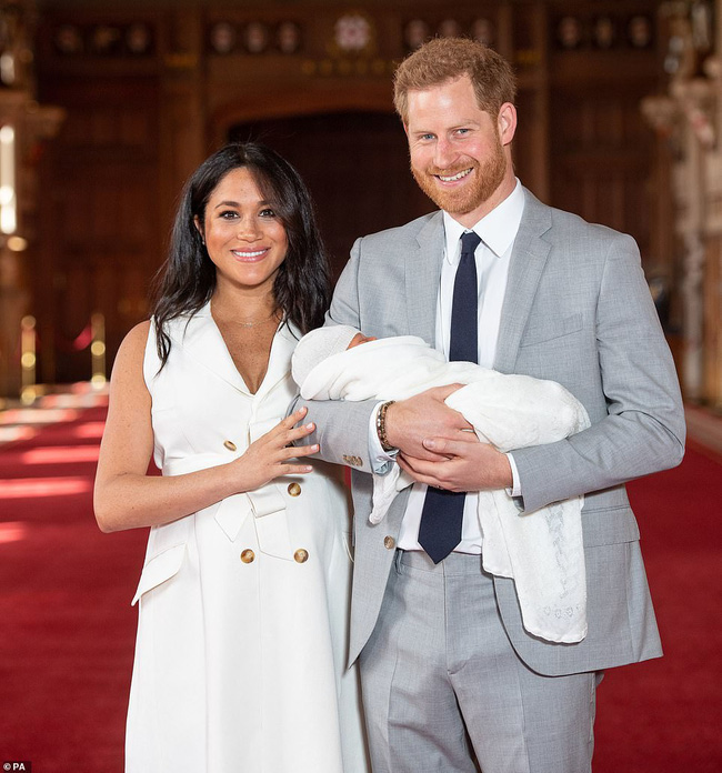 Vợ chồng Meghan chính thức xuất hiện, giới thiệu em bé Sussex cho người hâm mộ trên toàn thế giới-3