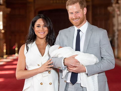 Vừa xuất hiện sau khi sinh con, Meghan lộ thân hình mất cân đối, vòng 2 to quá khổ nhưng lại được người hâm mộ hết lời khen ngợi vì điều này-5