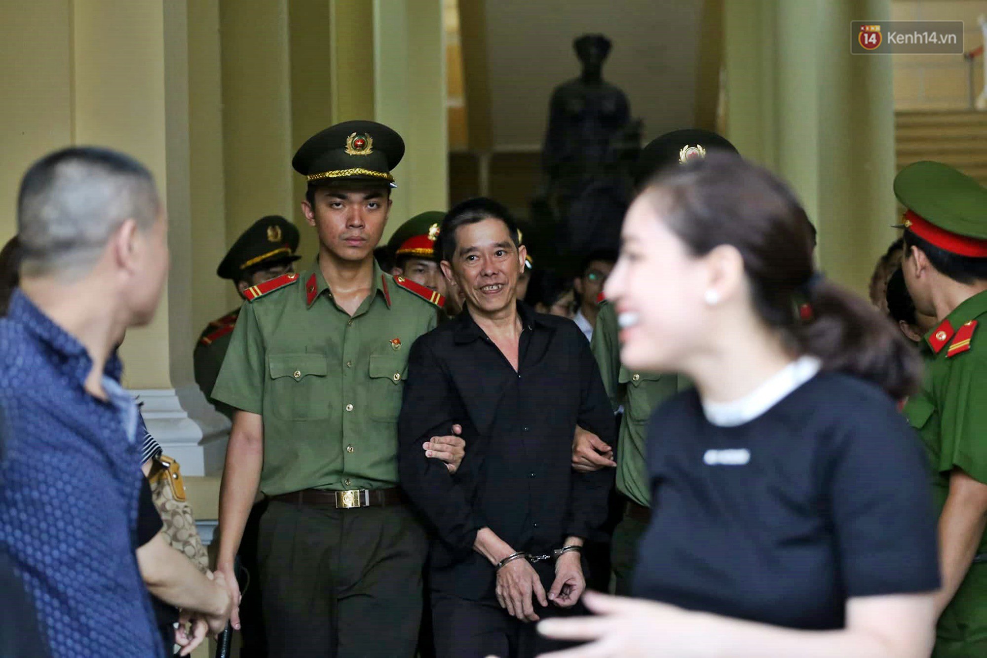 Trùm ma túy Văn Kính Dương giơ tay chào người thân, hot girl Ngọc Miu khóc khi bị áp giải ra xe sau phiên xét xử ngày thứ 2-4