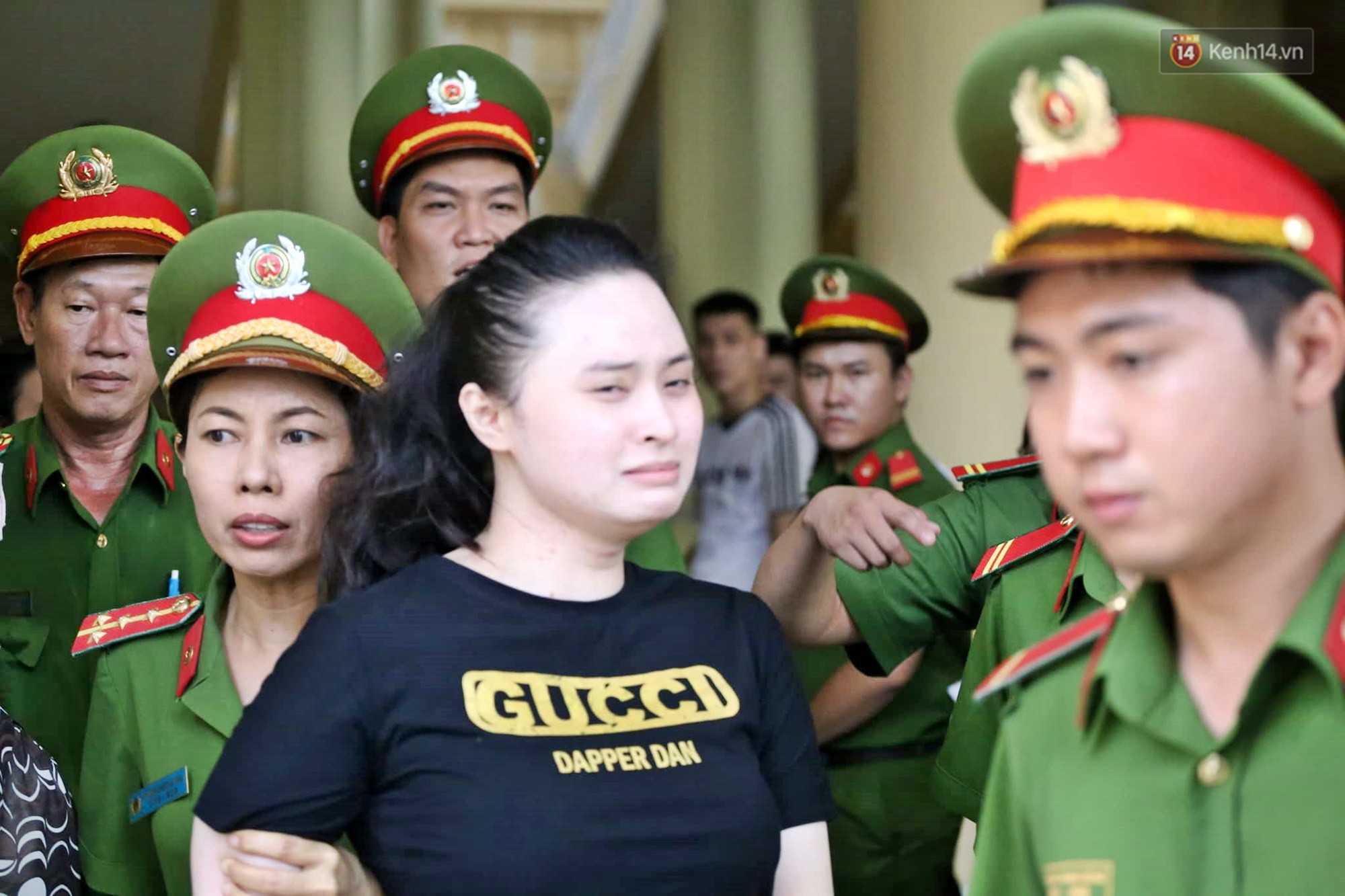 Trùm ma túy Văn Kính Dương giơ tay chào người thân, hot girl Ngọc Miu khóc khi bị áp giải ra xe sau phiên xét xử ngày thứ 2-2