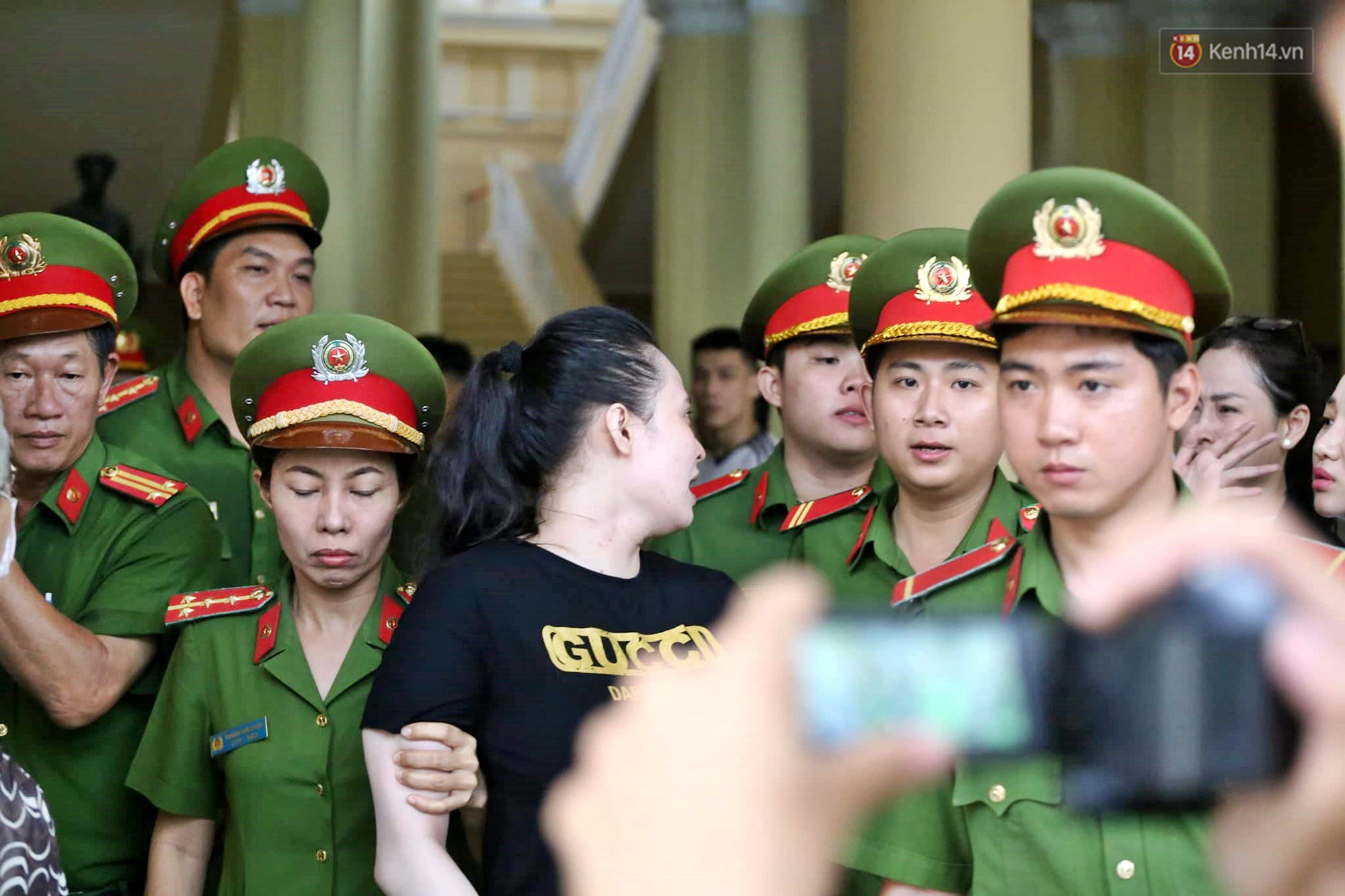 Trùm ma túy Văn Kính Dương giơ tay chào người thân, hot girl Ngọc Miu khóc khi bị áp giải ra xe sau phiên xét xử ngày thứ 2-3