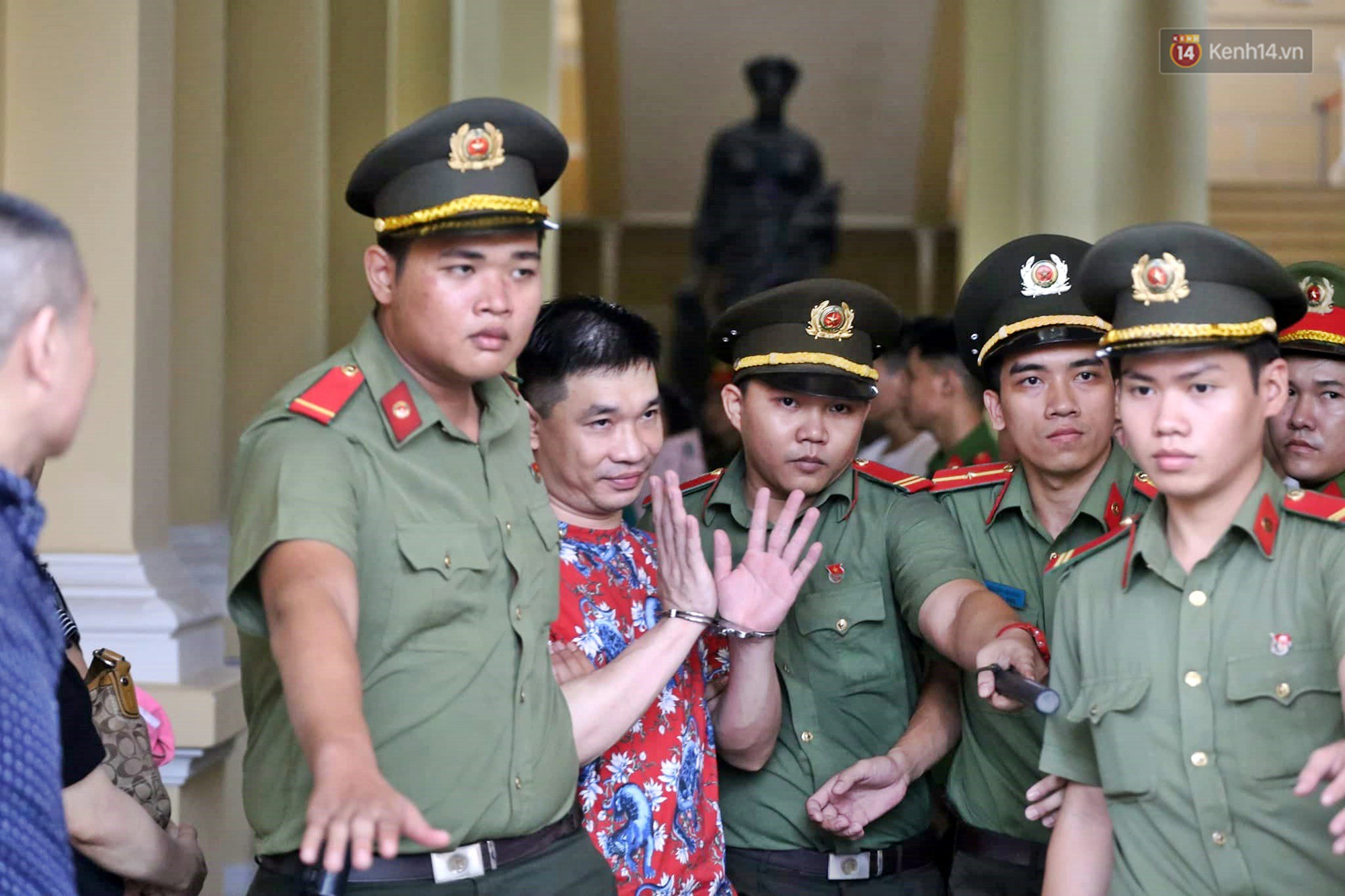 Trùm ma túy Văn Kính Dương giơ tay chào người thân, hot girl Ngọc Miu khóc khi bị áp giải ra xe sau phiên xét xử ngày thứ 2-1