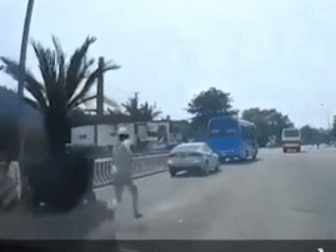 Tranh cãi nảy lửa ở trạm BOT Xa lộ Hà Nội vì đòi đền 200 triệu đồng...-2