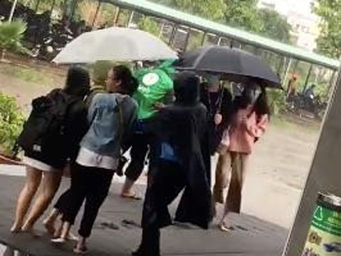 Sai người sai thời điểm: Ném bột vào bác bảo vệ, đám học trò bị phạt tập thể ngay dưới sân trường-2