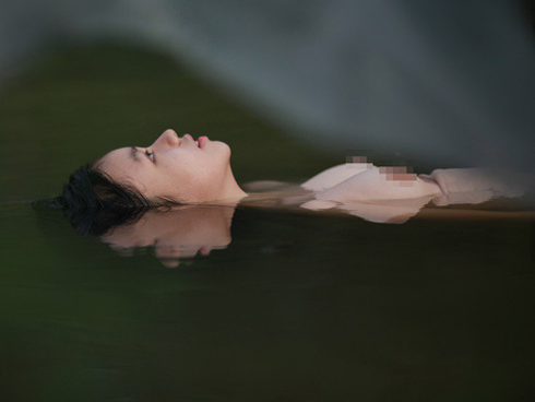 Nữ diễn viên đang gây chú ý vì 13 tuổi đã đóng cảnh nóng là ai?-12