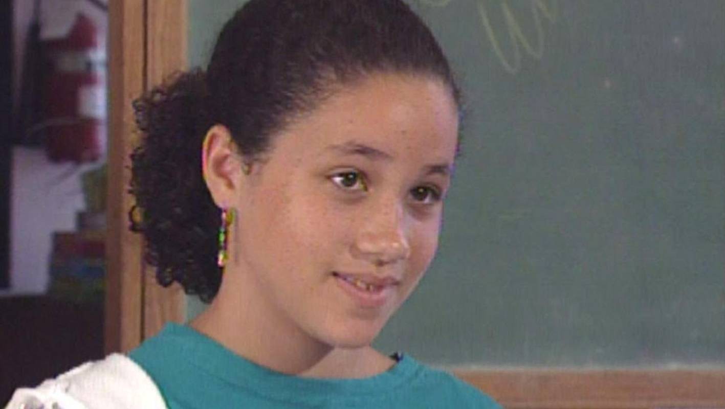 Trước kiểu tóc sóng nước lãng mạn, Công nương Meghan từng sở hữu mái tóc xoăn tự nhiên cực ngầu” thế này-4