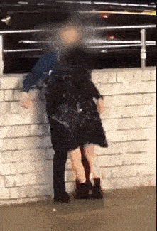 Chàng trai cảnh sát bị cô gái ôm ấp giữa đường gây xôn xao MXH, ai nhìn vào cũng thấy thương vì bị công khai quấy rối tình dục-1