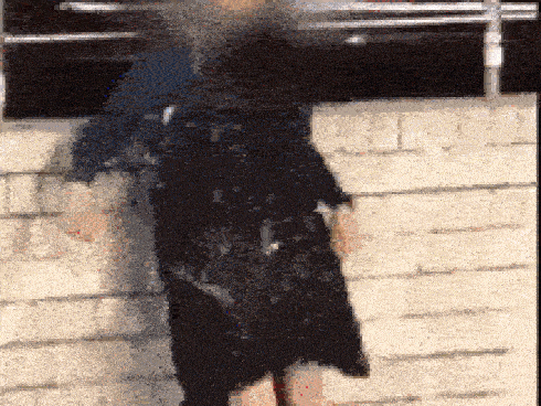 Đoạn clip không khác gì phim đen về thực trạng quấy rối tình dục nơi công cộng tại Nhật Bản khiến chị em chết khiếp, đàn ông cũng phát ngượng-4