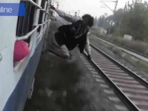 Người đàn ông liều lĩnh nhoài người ra ngoài tàu lửa để quay phim
