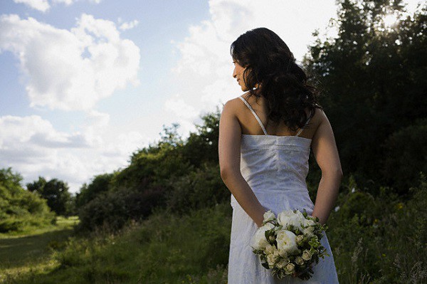 Đêm tân hôn, tôi háo hức diện váy ngủ quyến rũ chờ chồng, ngờ đâu lúc anh mở cửa bước vào lại bế trên tay một người khác-1