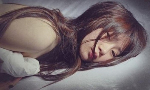 Đêm tân hôn, tôi háo hức diện váy ngủ quyến rũ chờ chồng, ngờ đâu lúc anh mở cửa bước vào lại bế trên tay một người khác-2