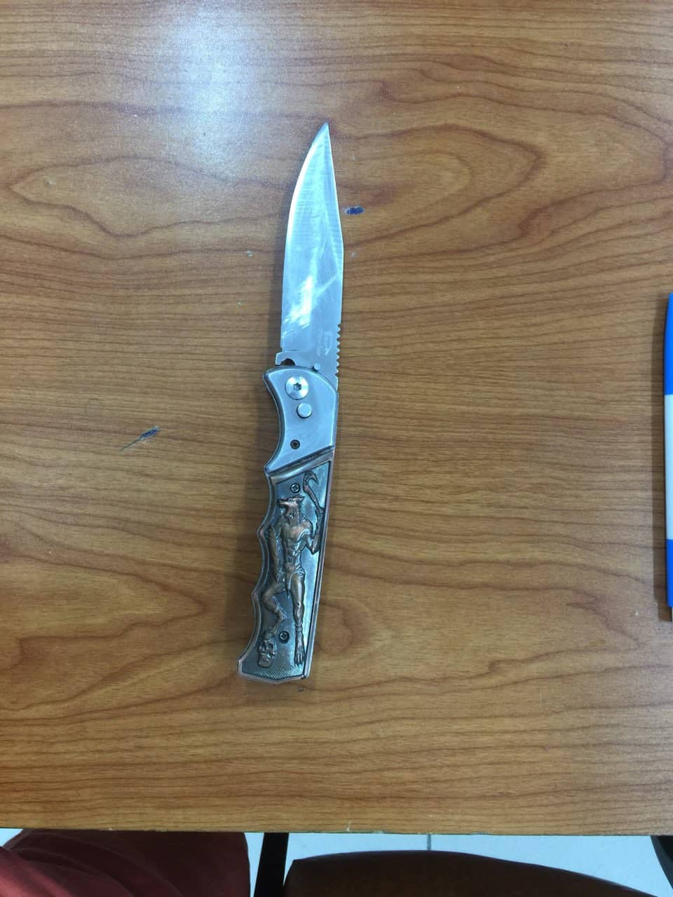 Hai kẻ cướp ném mũ bảo hiểm, dùng dao đâm trinh sát đặc nhiệm ở Sài Gòn-2