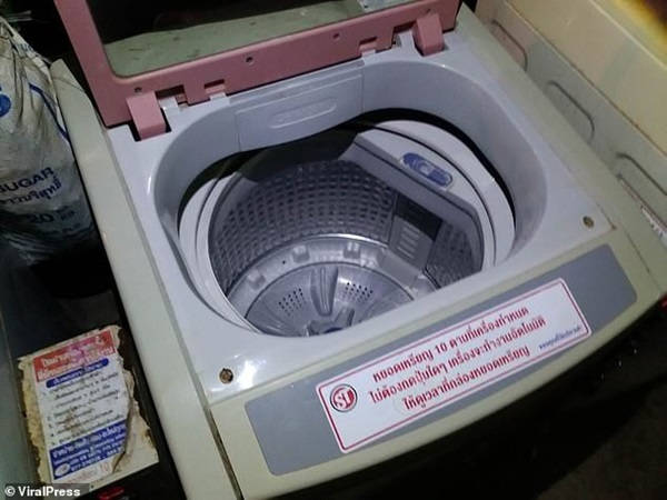 Đóng cửa tiệm giặt là cả tuần, bà chủ mở cửa hàng thì phát hiện một bé trai còn nguyên dây rốn trong máy giặt-2