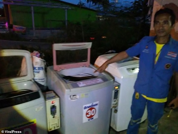 Đóng cửa tiệm giặt là cả tuần, bà chủ mở cửa hàng thì phát hiện một bé trai còn nguyên dây rốn trong máy giặt-3