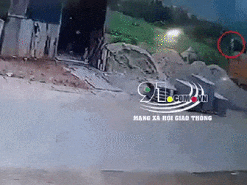 Chạy xe máy qua ngã tư với tốc độ cao, người phụ nữ bị ô tô húc văng trên đường-1