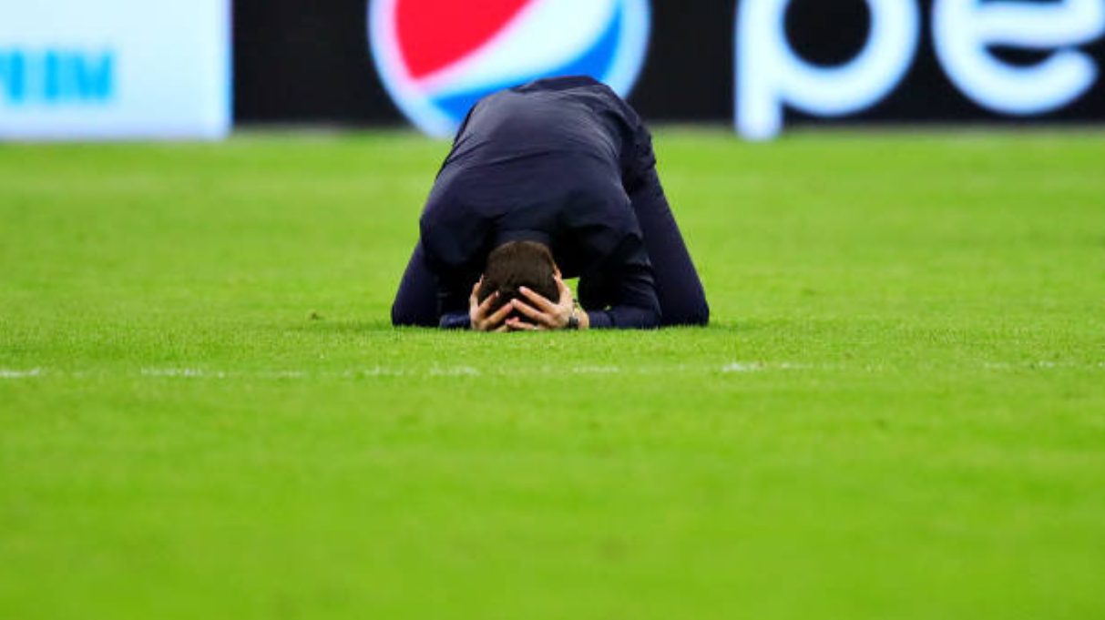 Khi HLV trưởng bật khóc, các đồng đội nhảy lên sung sướng thì Son Heung-min lại có điệu ăn mừng rất đặc biệt-2