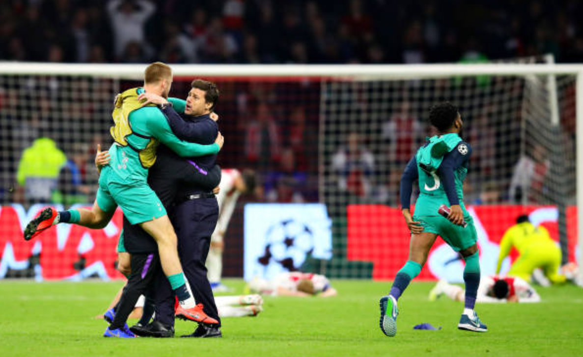 Khi HLV trưởng bật khóc, các đồng đội nhảy lên sung sướng thì Son Heung-min lại có điệu ăn mừng rất đặc biệt-3