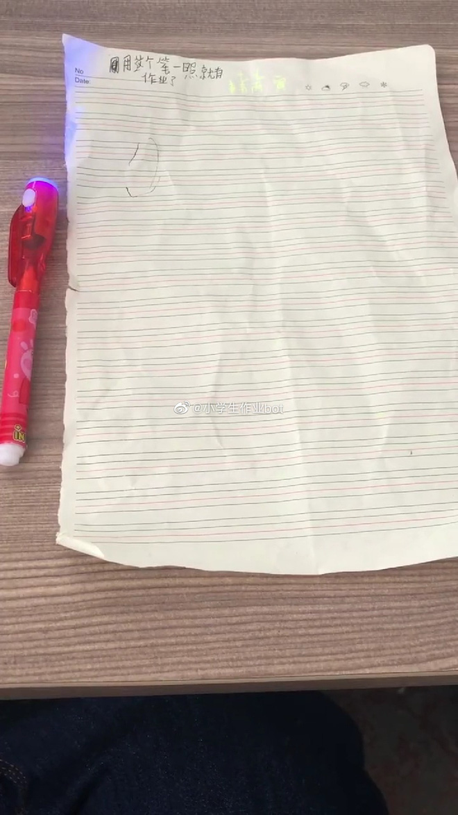 Cạn lời với cậu học sinh dùng bút tàng hình làm bài kiểm tra, bảo thầy tự soi đi mà chấm điểm-1