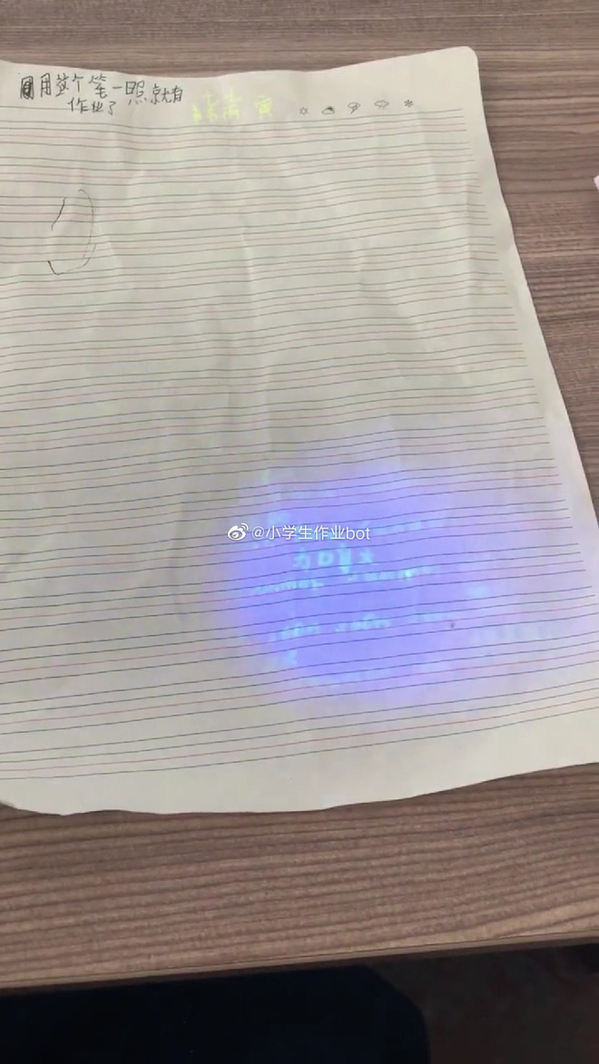 Cạn lời với cậu học sinh dùng bút tàng hình làm bài kiểm tra, bảo thầy tự soi đi mà chấm điểm-2