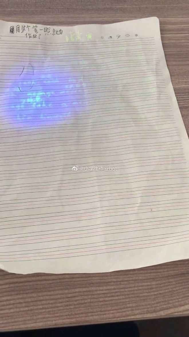 Cạn lời với cậu học sinh dùng bút tàng hình làm bài kiểm tra, bảo thầy tự soi đi mà chấm điểm-4