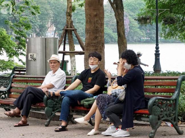 Gió lạnh bất ngờ xuất hiện khiến nhiệt độ giảm mạnh, người dân quàng khăn, mặc áo rét ra đường-1