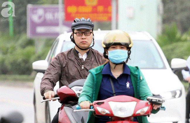 Gió lạnh bất ngờ xuất hiện khiến nhiệt độ giảm mạnh, người dân quàng khăn, mặc áo rét ra đường-4