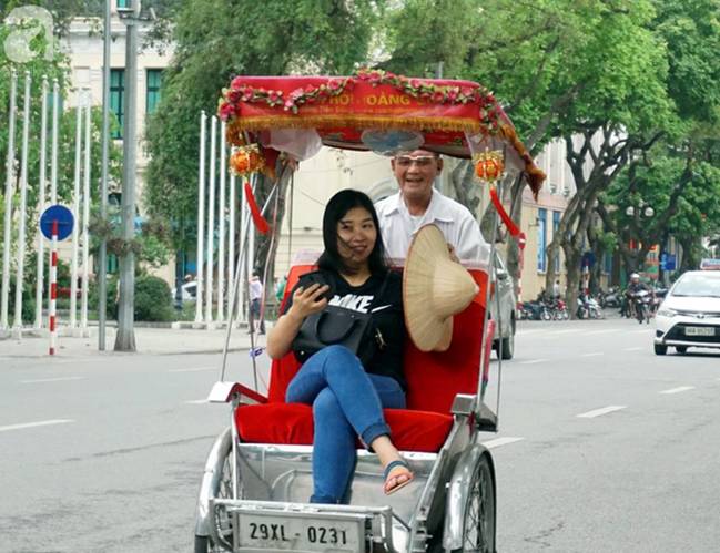 Gió lạnh bất ngờ xuất hiện khiến nhiệt độ giảm mạnh, người dân quàng khăn, mặc áo rét ra đường-3